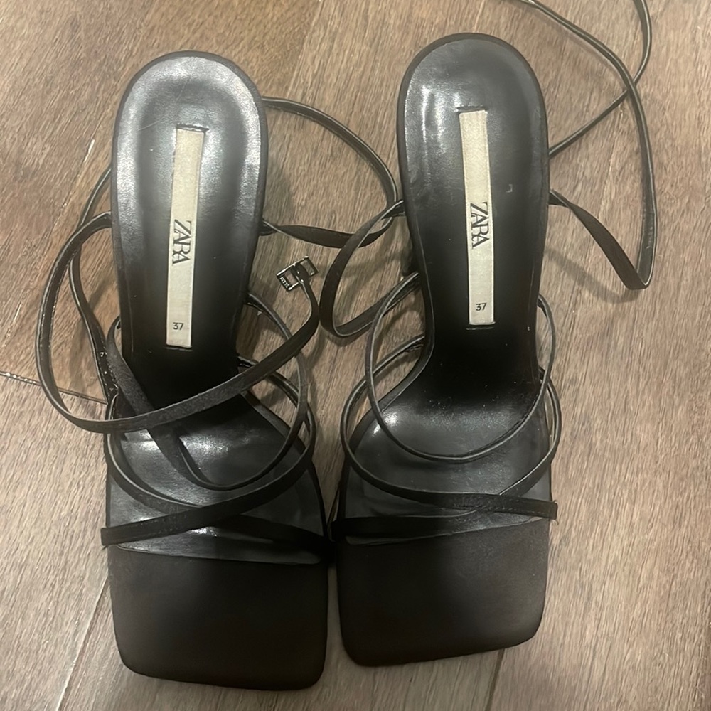ZARA HIGH HEELED STRAPPY SANDALS
Black 1/3339/811/040/37
